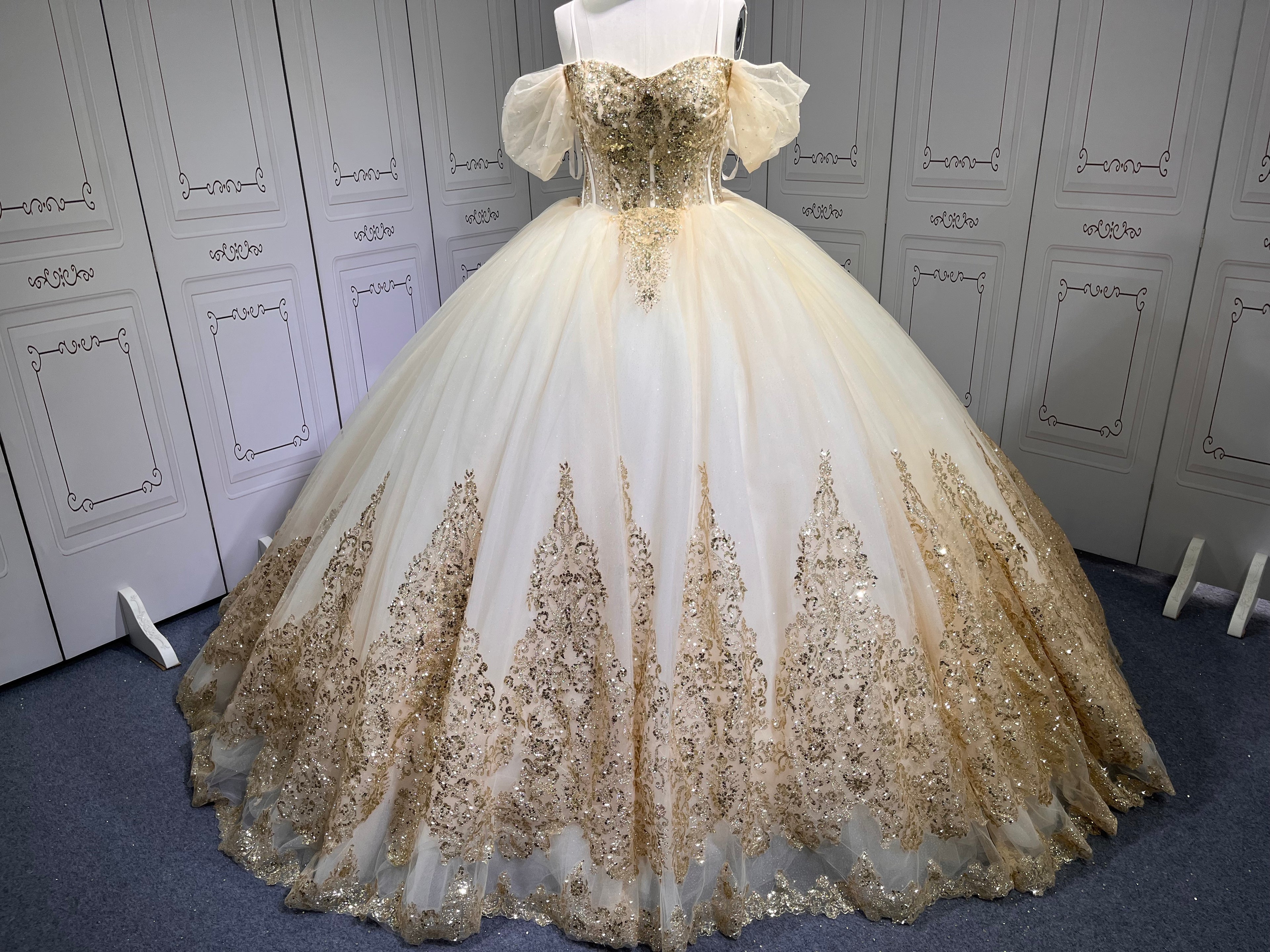 Off Shoulder Champagne Quince Dress Lace Appliques Vestidos De 15 Anos Sweetheart Neck Sweet 15 Gowns With Cape