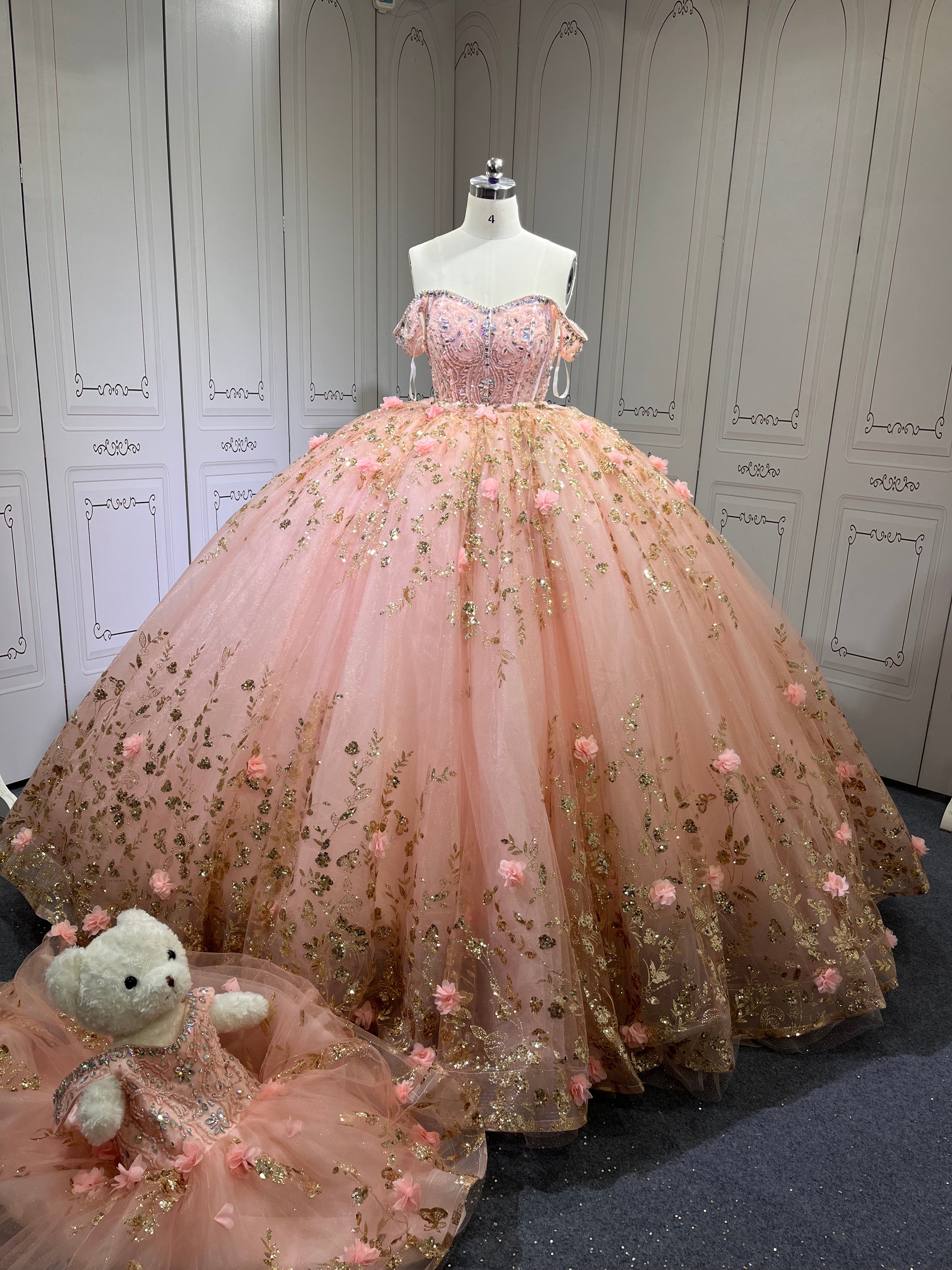 2025 Pink Off Shoulder Ball Gown Quinceanera Dresses Beading Crystal Lace Appliques Tull Sweet 16 15 Birthday Vestido De 15 Anos