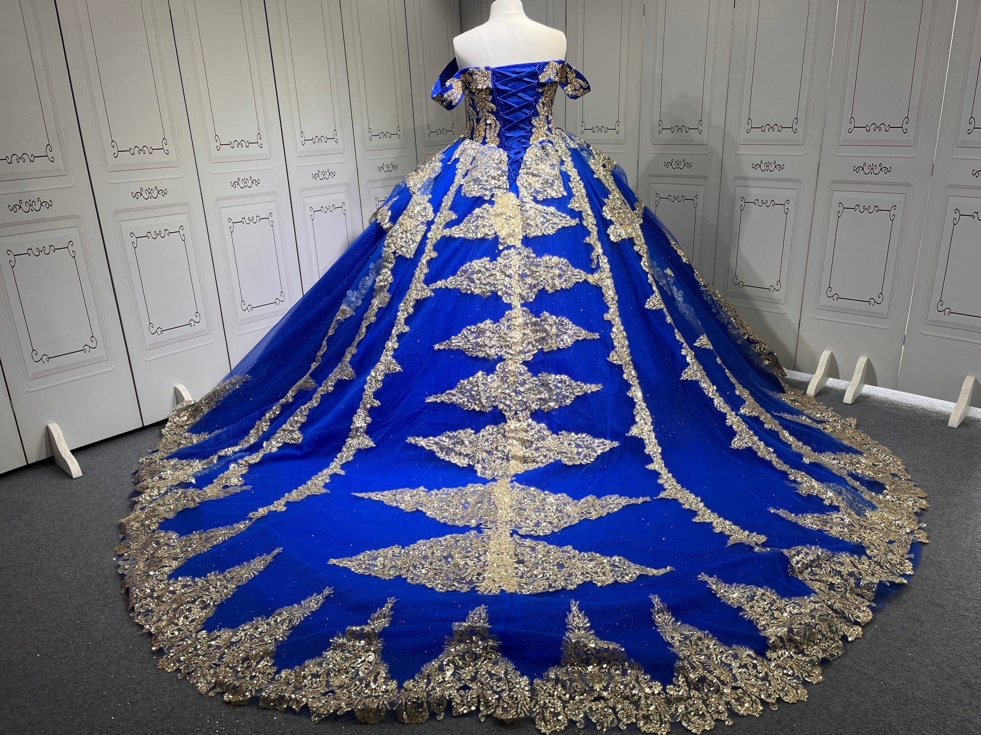 Custom Made Royal Blue Quince Dress Off Shoulder Luxury Vestidos De 15 Anos 2025 Ball Gown Princess Dress