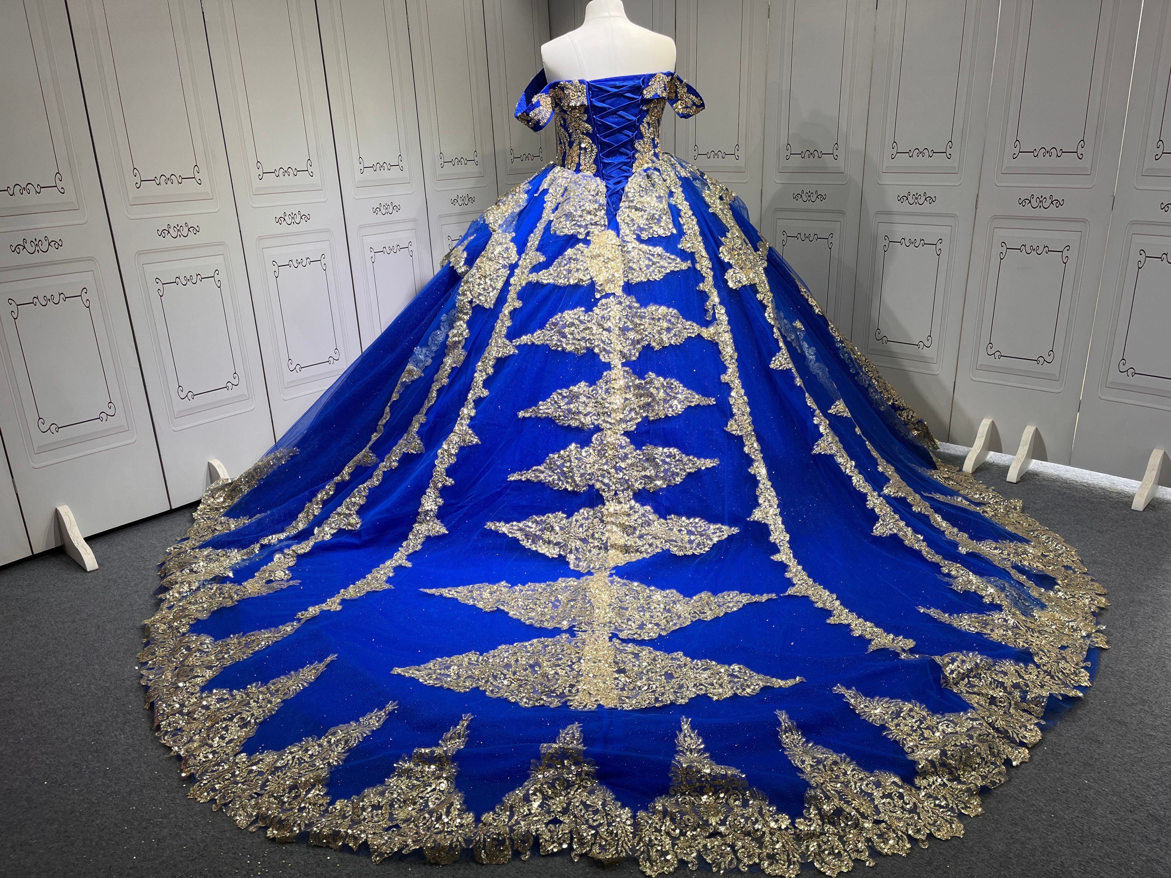 Custom Made Royal Blue Quince Dress Off Shoulder Luxury Vestidos De 15 Anos 2025 Ball Gown Princess Dress
