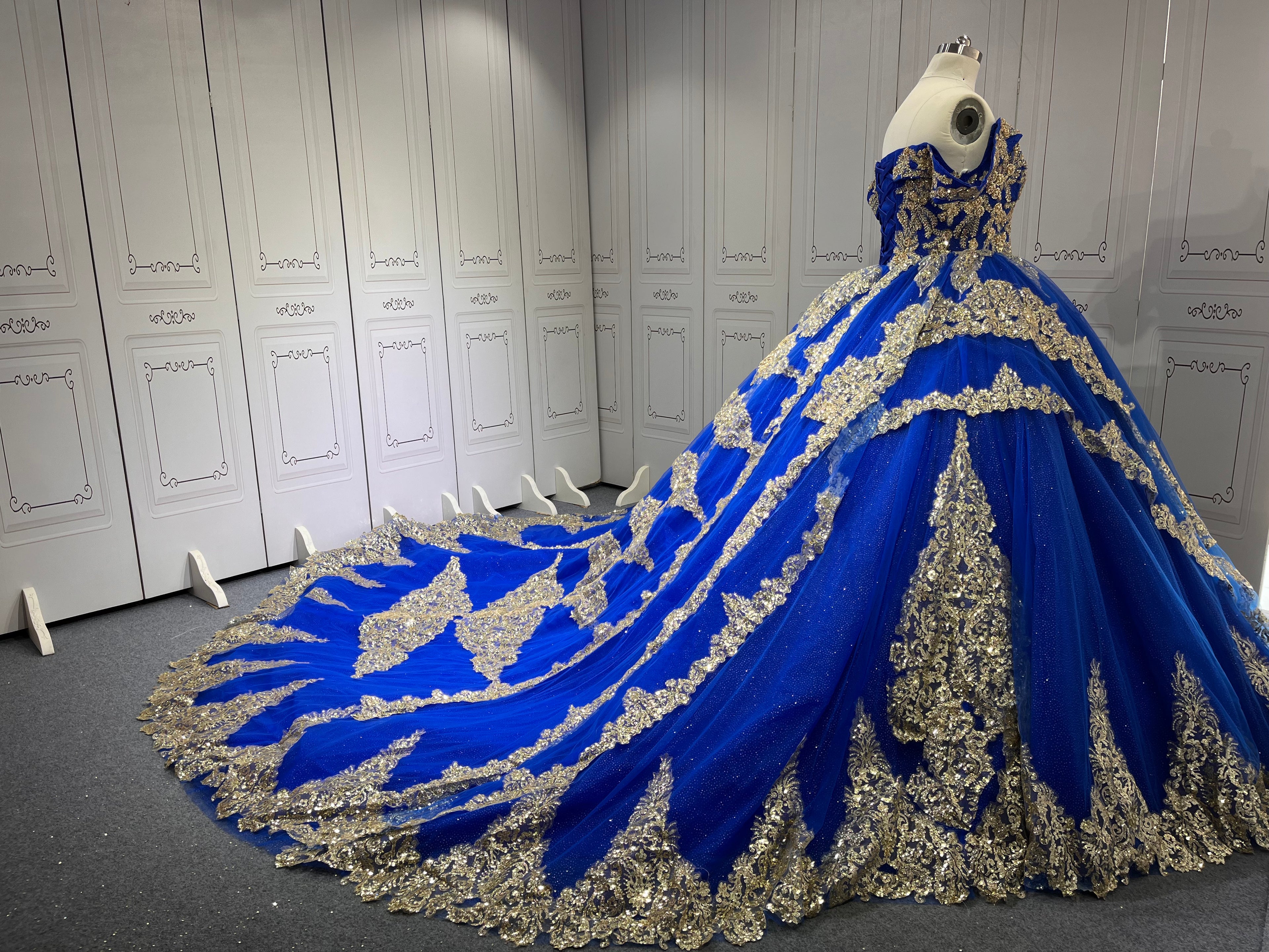 Custom Made Royal Blue Quince Dress Off Shoulder Luxury Vestidos De 15 Anos 2025 Ball Gown Princess Dress