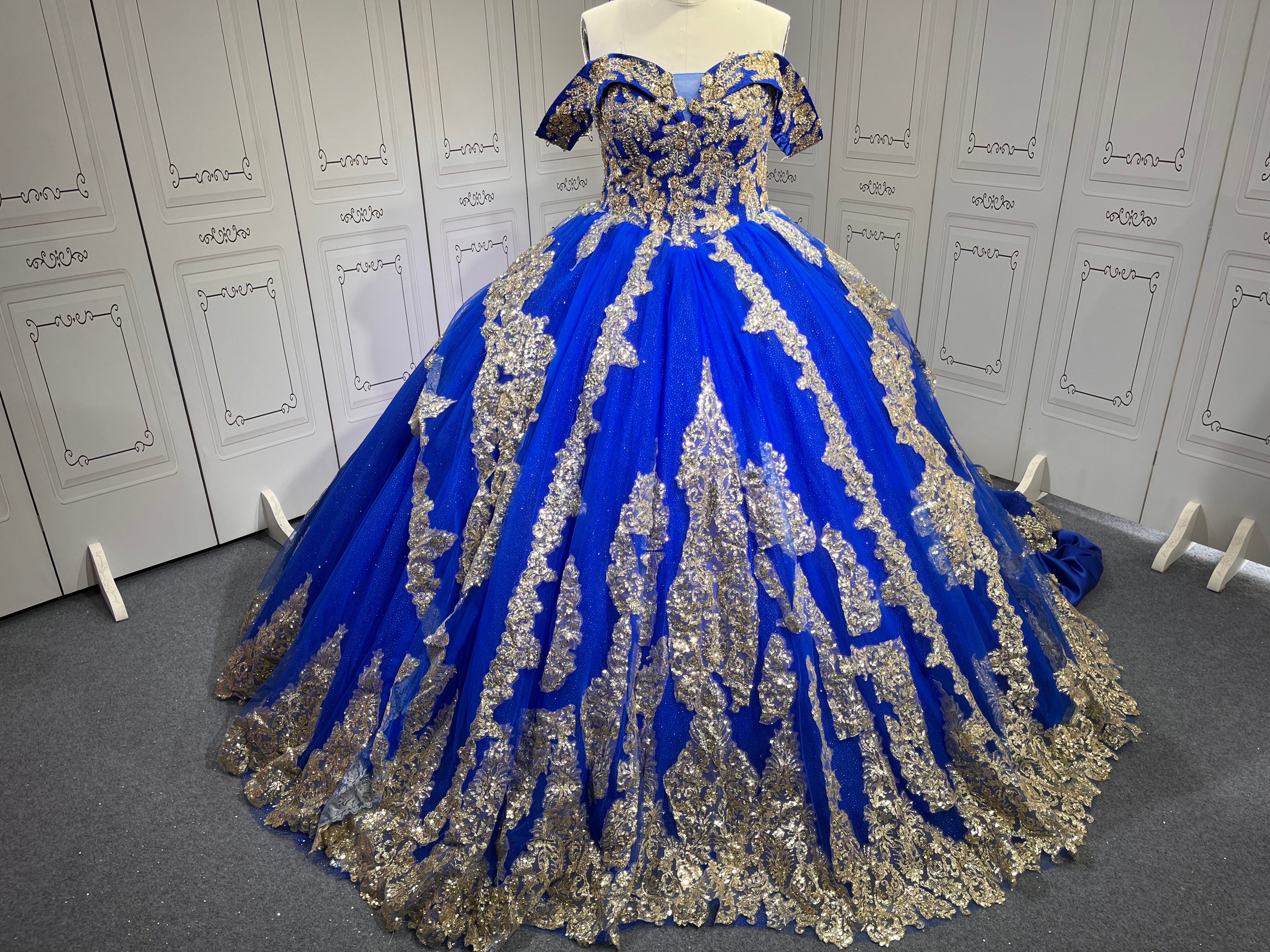 Custom Made Royal Blue Quince Dress Off Shoulder Luxury Vestidos De 15 Anos 2025 Ball Gown Princess Dress
