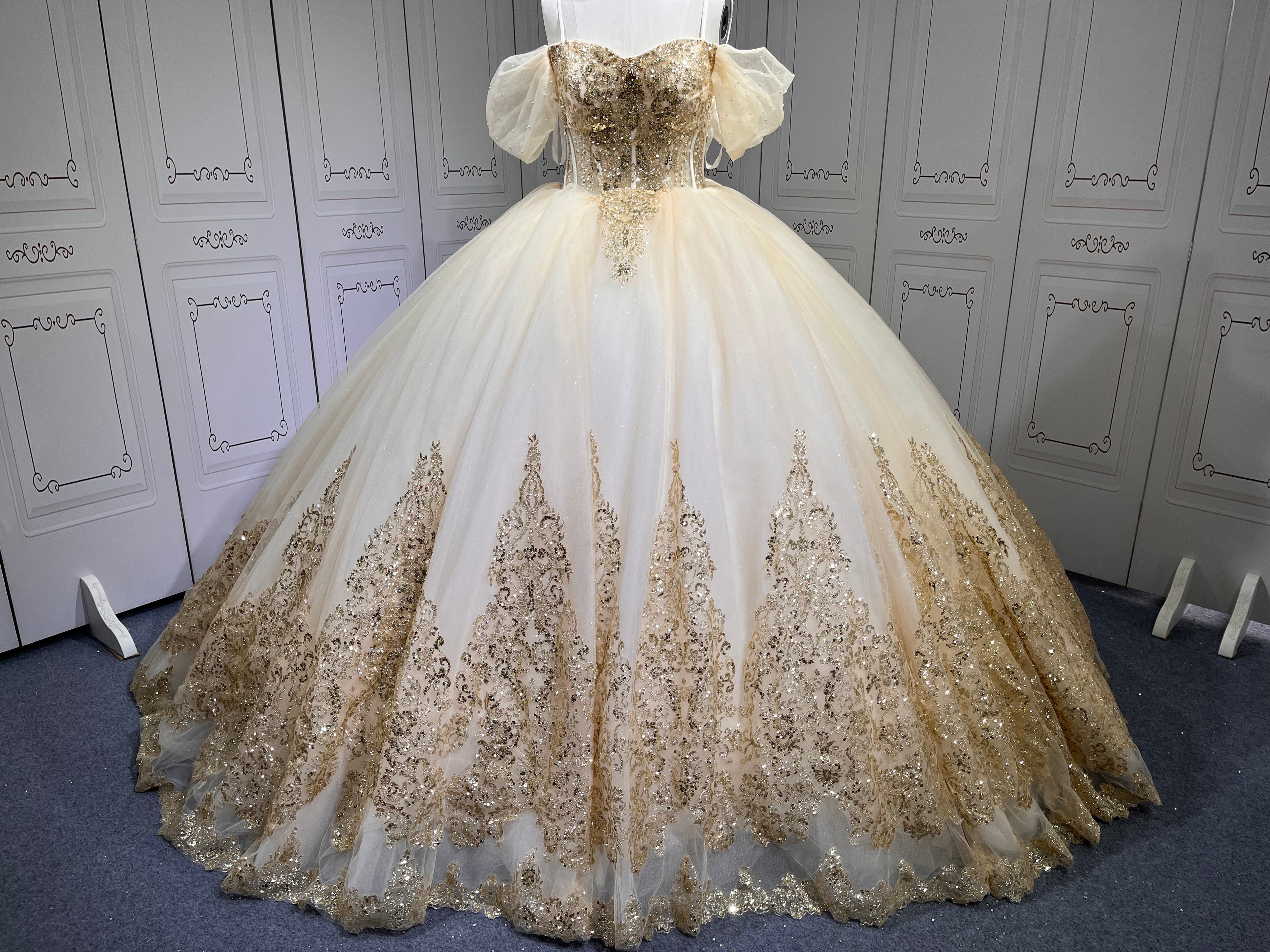Off Shoulder Champagne Quince Dress Lace Appliques Vestidos De 15 Anos Sweetheart Neck Sweet 15 Gowns With Cape