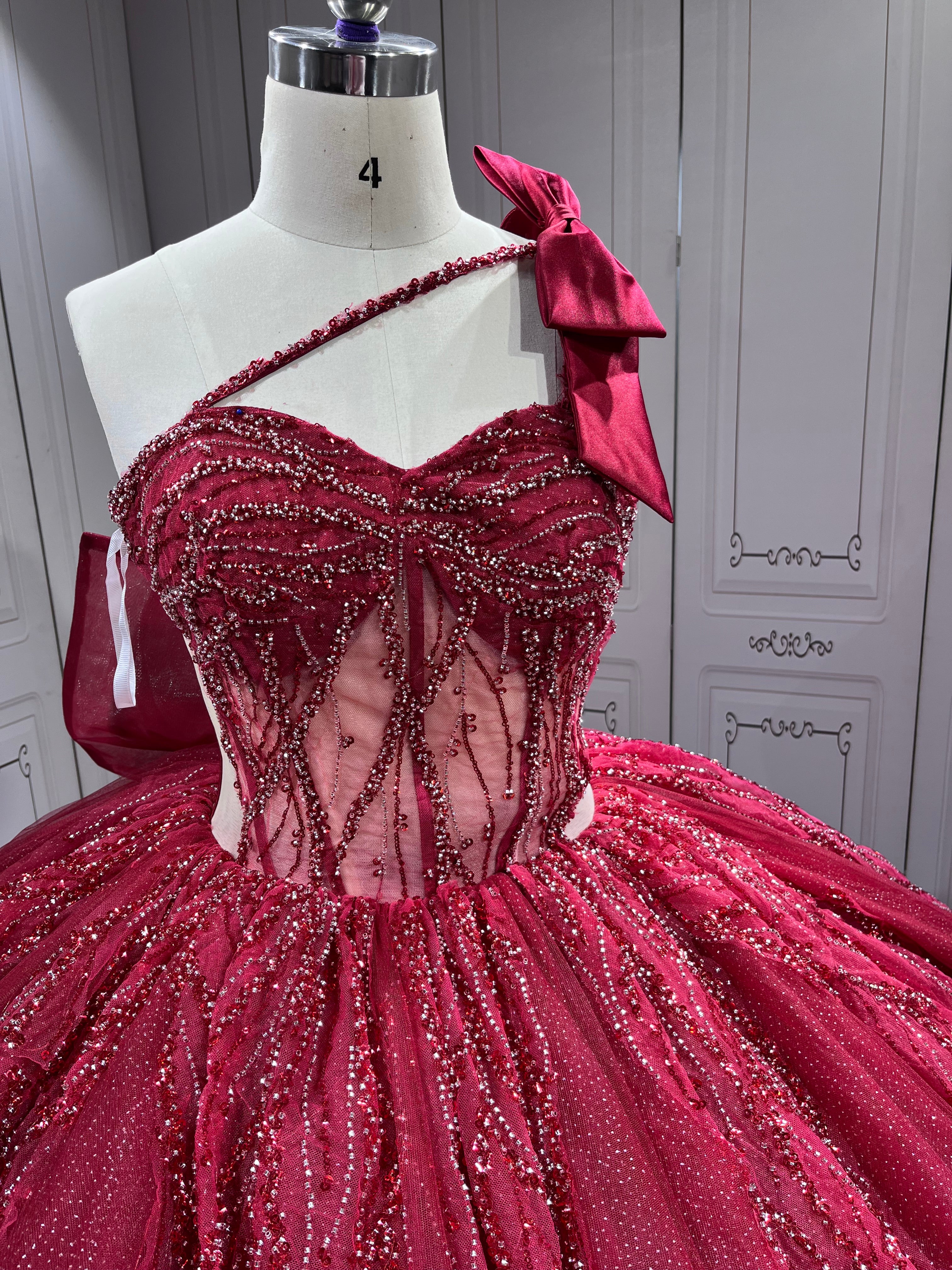 One Shoulder Burgundy Quinceanera Dress Sleeveless Sweet 15 Gowns Ruffled Princess Dress With Bow And Ruffles