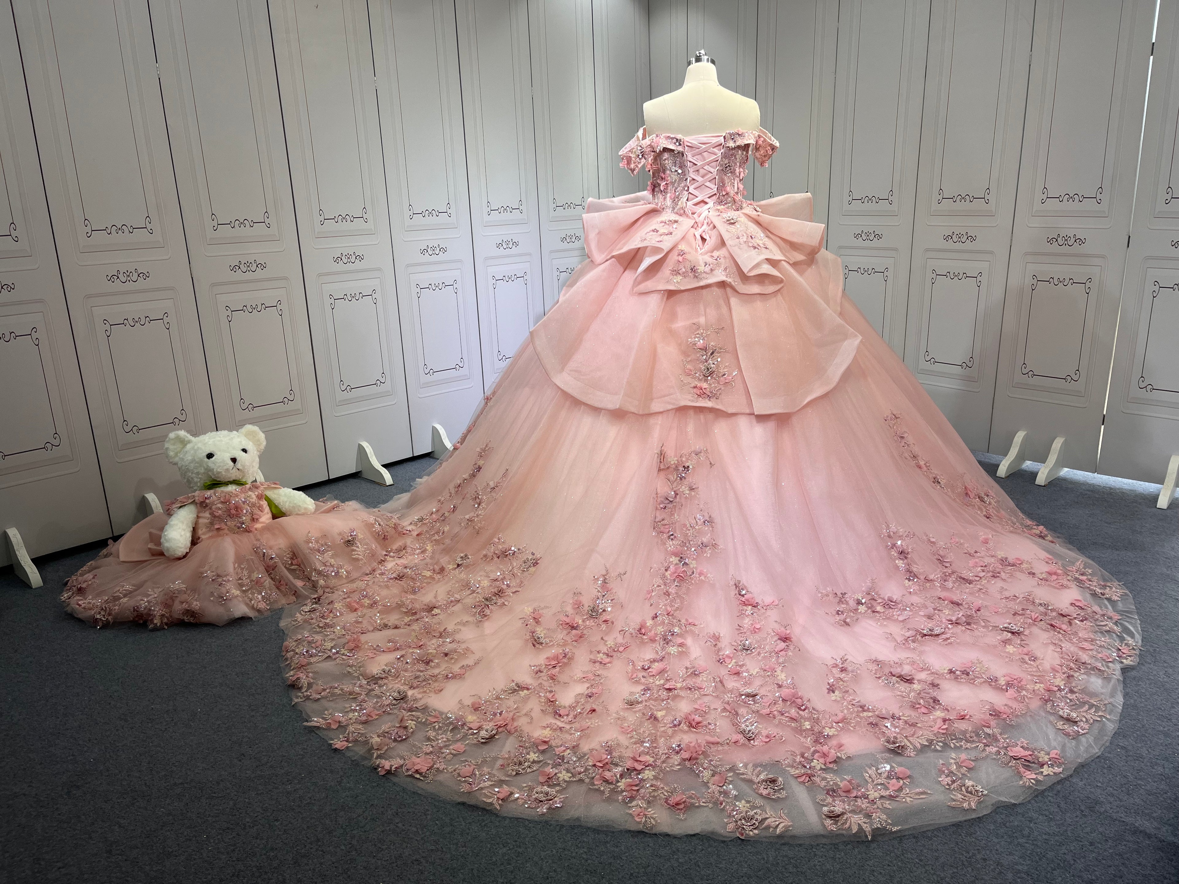 Exquisite Off The Shoulder Pink Quinceanera Dresses for Girl Sweetheart Neck Appliques Ball Gown