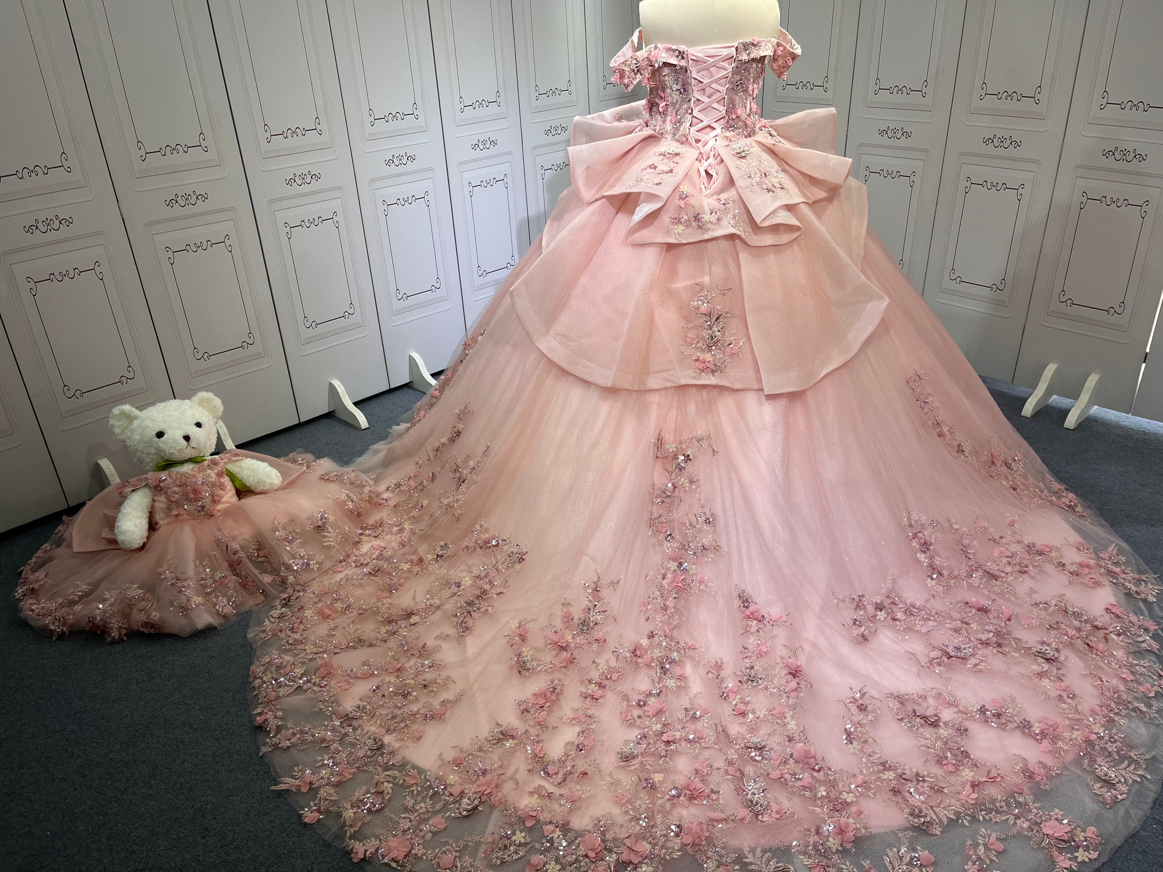 Exquisite Off The Shoulder Pink Quinceanera Dresses for Girl Sweetheart Neck Appliques Ball Gown