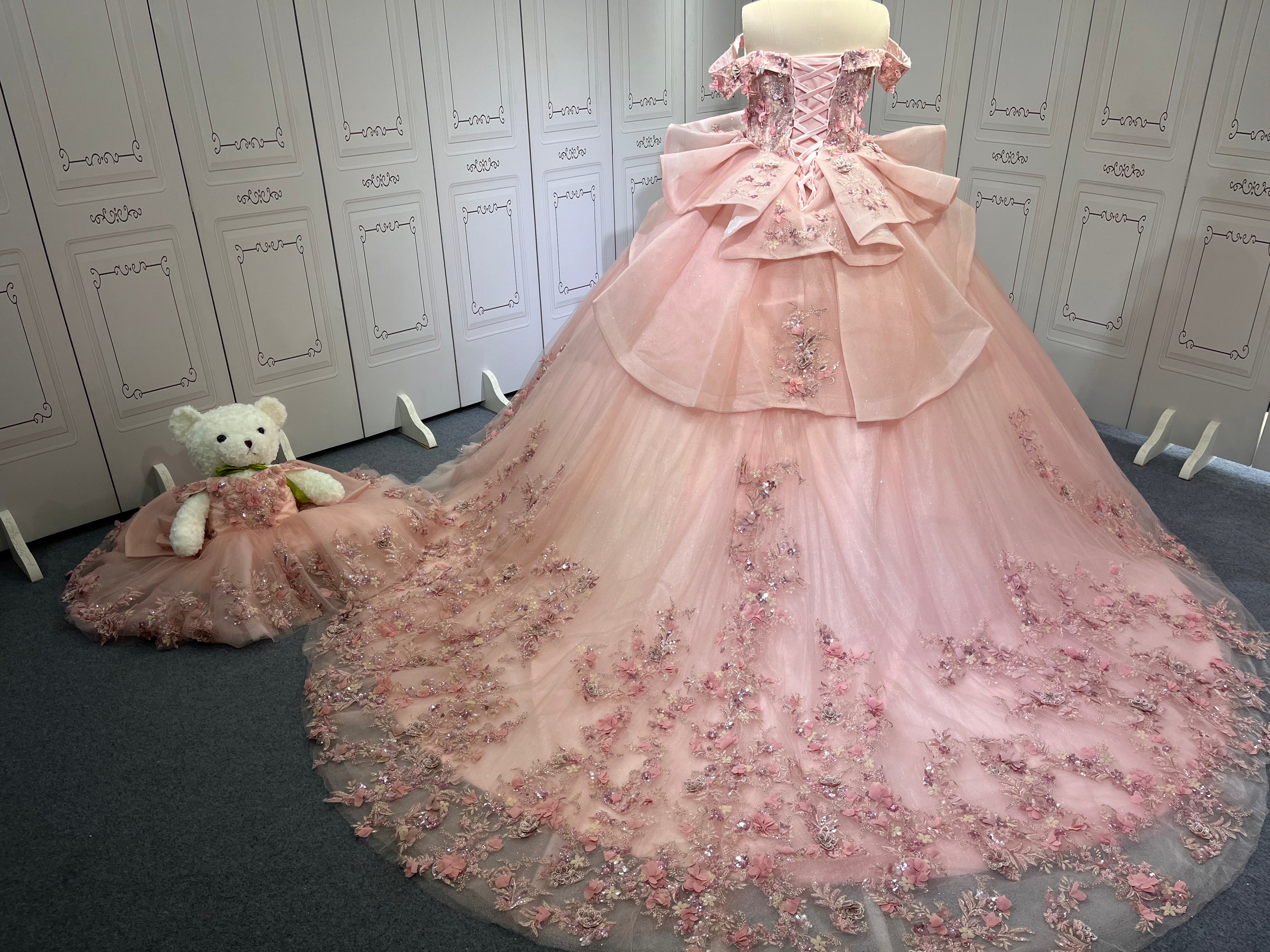 Exquisite Off The Shoulder Pink Quinceanera Dresses for Girl Sweetheart Neck Appliques Ball Gown