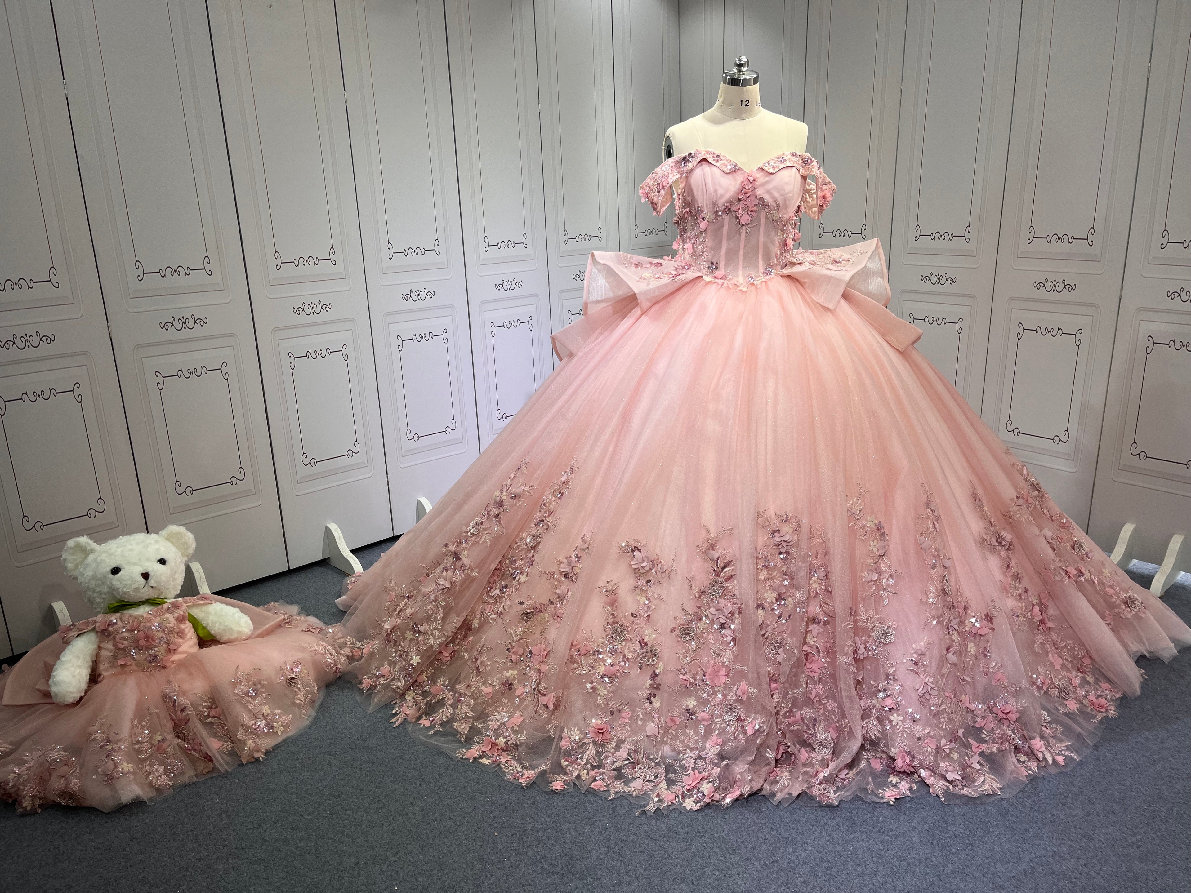 Exquisite Off The Shoulder Pink Quinceanera Dresses for Girl Sweetheart Neck Appliques Ball Gown